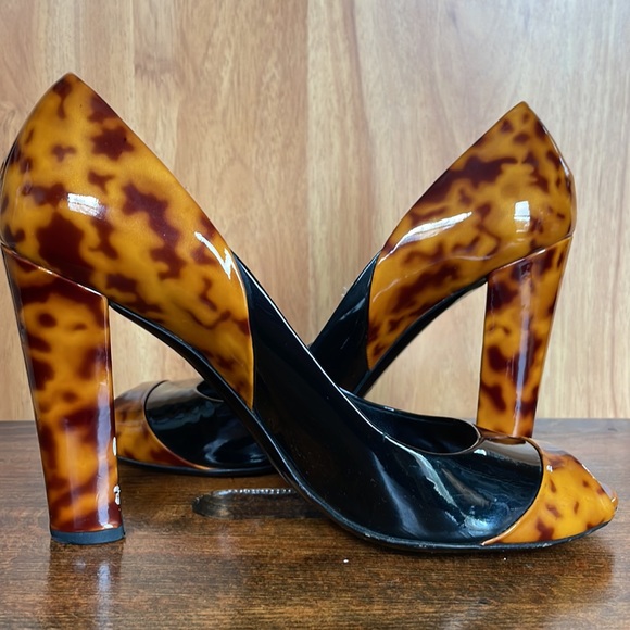 Gucci Vernice Tartaruga Peep Toe Animal Print Black Pump Heels, Size 8.5B - Picture 12 of 16